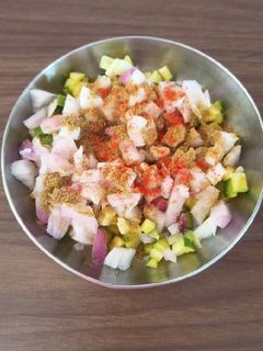 કાચી કેરી ને ડુંગળી નું સલાડ (Kachi Keri Dungli Salad Recipe In Gujarati) રેસીપી મુખ્ય ફોટો