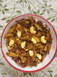 કારેલા નુ શાક (Karela Shak Recipe In Gujarati) રેસીપી મુખ્ય ફોટો