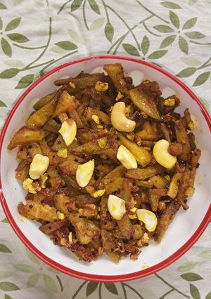 કારેલા નુ શાક (Karela Shak Recipe In Gujarati) રેસીપી મુખ્ય ફોટો