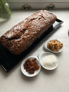 Una foto de Pan integral de plátano, con nueces y pasas (banana bread)