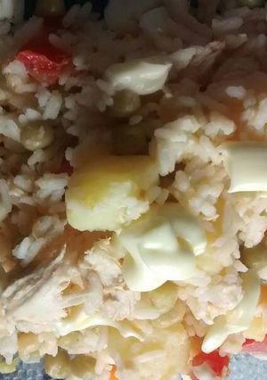 Una foto de Ensalada de arroz con pollo y verduras