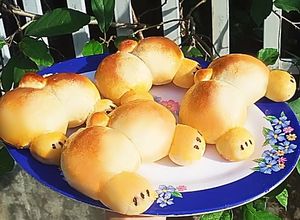 Hình của món Bánh mì tạo hình mông corgi.