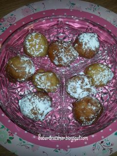Una foto de Buñuelos de viento rellenos de crema pastelera