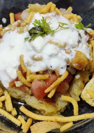 A picture of Aloo tikki chaat.