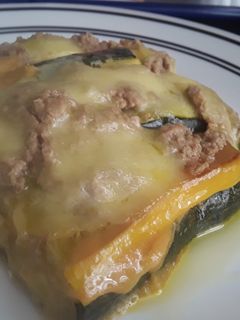 Una foto de Calabacines con atún queso y bechamel de zanahorias!!! 🥘🧀🥕🥒🥖