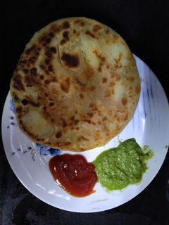 આલુ પરાઠા (Aloo Paratha Recipe In Gujarati) રેસીપી મુખ્ય ફોટો