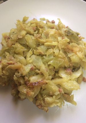 Una foto de Col salteada con jamón y curry