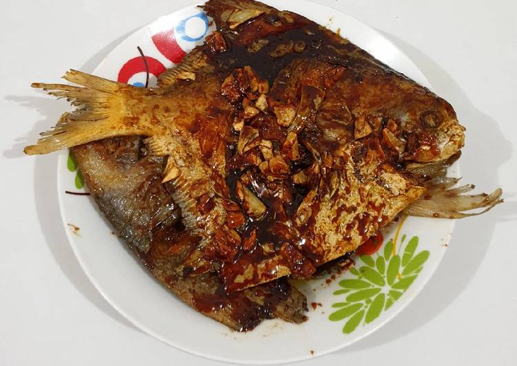 Bagaimana memasak Ikan Bawal Kecap yang simpel