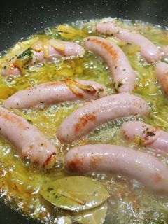 Una foto de Longaniza de cerdo con anisete cúrcuma kebab y champiñones