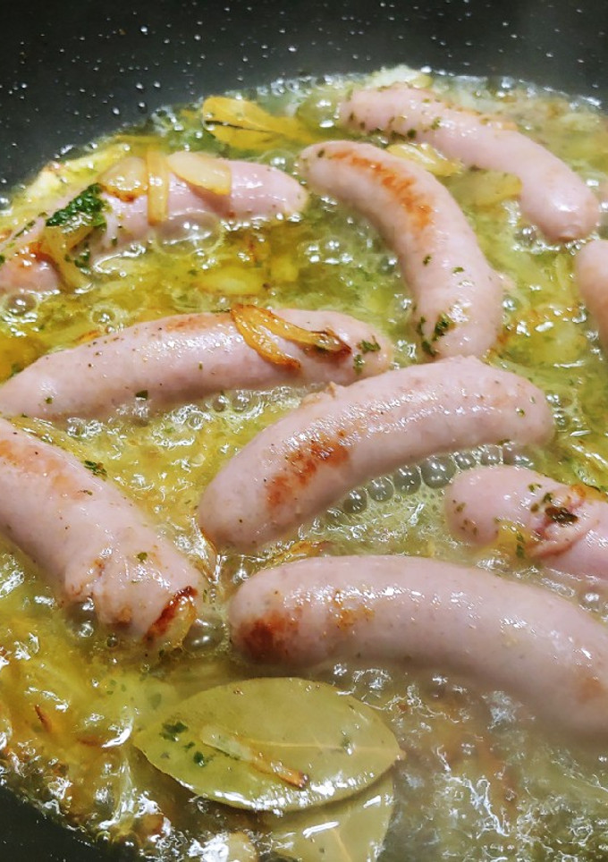 Una foto de Longaniza de cerdo con anisete cúrcuma kebab y champiñones