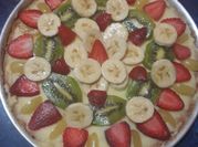 Una foto de tarta de uvas y crema