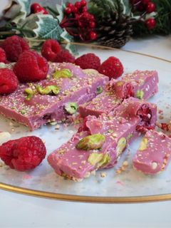 Una foto de Turrón de quinoa, chocolate rubí, pistachos y frambuesas