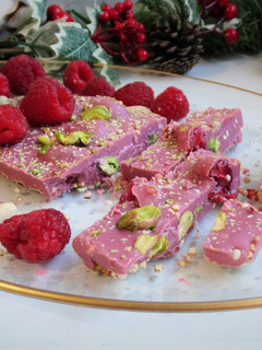 Una foto de Turrón de quinoa, chocolate rubí, pistachos y frambuesas