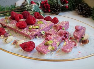 Foto principal de Turrón de quinoa, chocolate rubí, pistachos y frambuesas