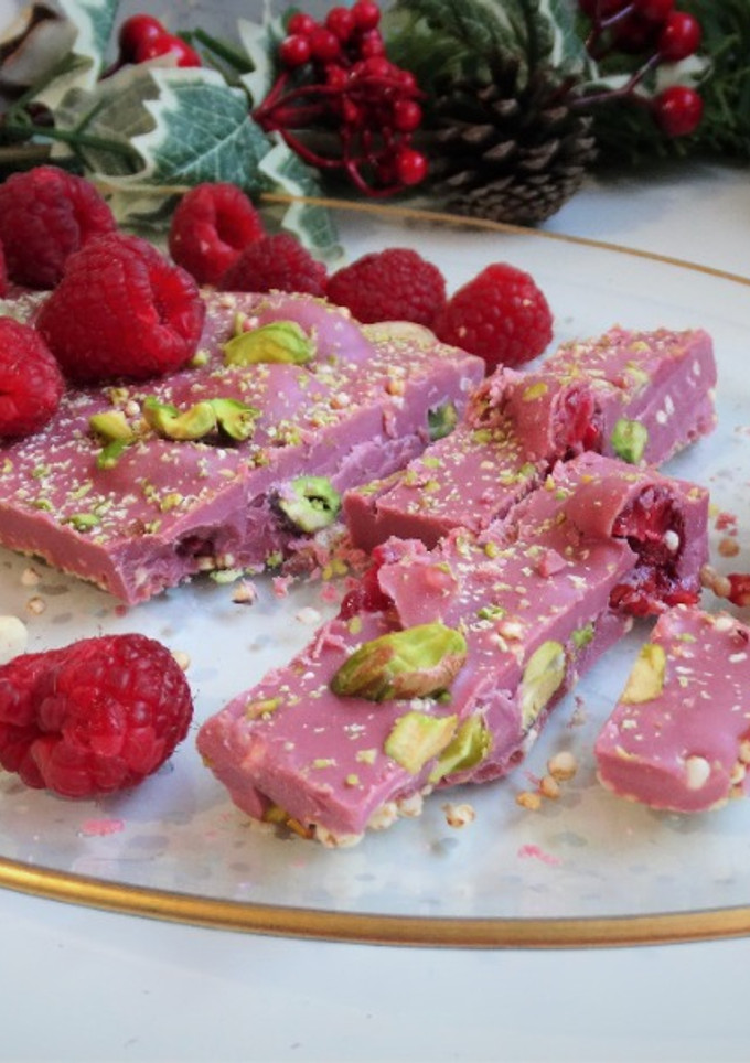 Una foto de Turrón de quinoa, chocolate rubí, pistachos y frambuesas