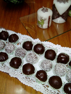 Una foto de Bolitas de coco bañadas en chocolate
