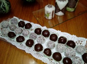 Foto principal de Bolitas de coco bañadas en chocolate