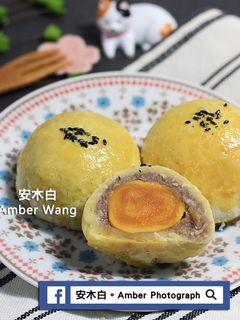 蛋黃酥(芋泥鹹蛋黃餡) 的食譜成品照片