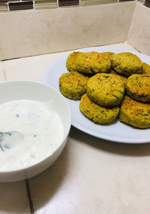 Una foto de Falafel de garbanzos al horno con salsa de yogurt 🧆💚