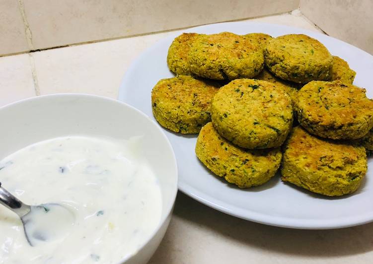 Falafel de garbanzos al horno con salsa de yogurt 🧆💚