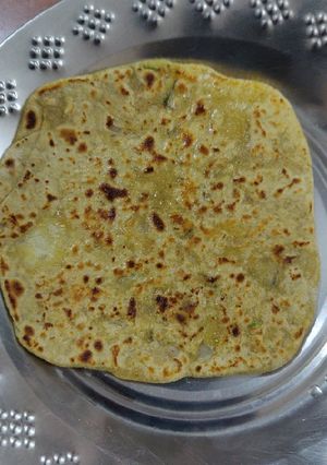 A picture of Aloo stuffed mint paratha.