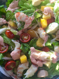 Una foto de Ensalada de langostinos