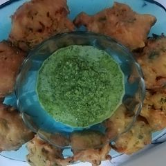 A picture of PIAZ PAKORE with GREEN CHATNI #CookpadRamadan.