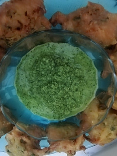 A picture of PIAZ PAKORE with GREEN CHATNI #CookpadRamadan.