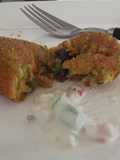 Croquetas de macedonia y puré de papas y ensalada de pepinillos al jocoque