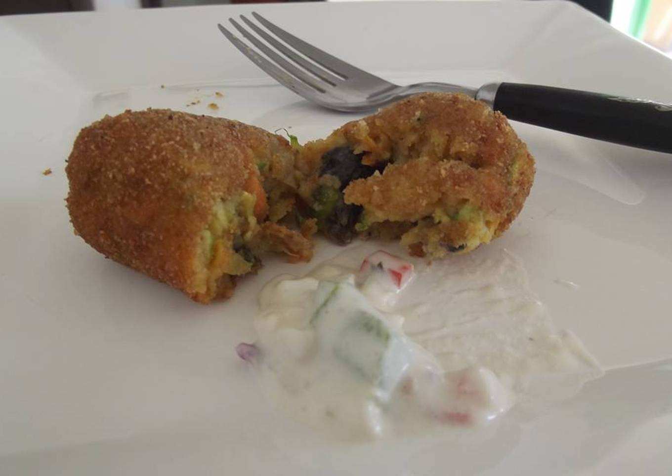 Croquetas de macedonia y puré de papas y ensalada de pepinillos al jocoque