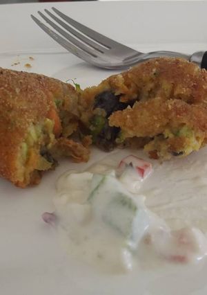 Una foto de Croquetas de macedonia y puré de papas y ensalada de pepinillos al jocoque
