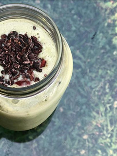 Una foto de Smoothies BananaMatcha CookiesOrganicAlice