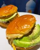 ساندويتش البيض والبرجر بالجبنة مع الافوكادو 👌👌🥑🥑🧀🍔🍔🍔🍔