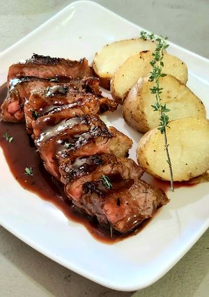 Una foto de Lomo de res en salsa de vino tinto🍷