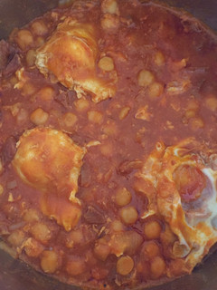 Una foto de Garbanzos con jamón, tomate y huevo