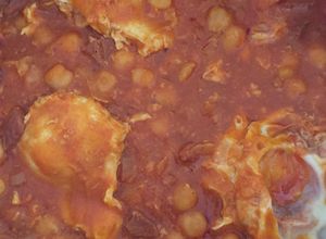 Foto principal de Garbanzos con jamón, tomate y huevo