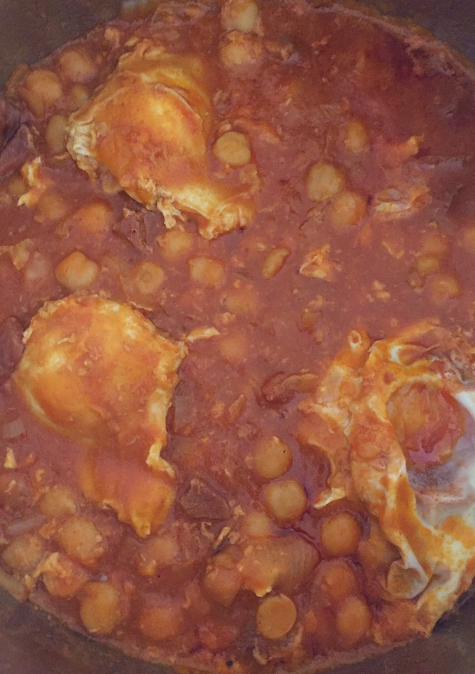 Una foto de Garbanzos con jamón, tomate y huevo