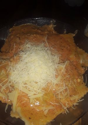 Una foto de Raviolones caseros de verdura y ricota con salsa rosa