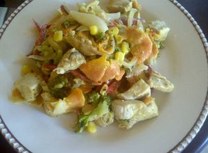 Una foto de Pollo salteado con verduras