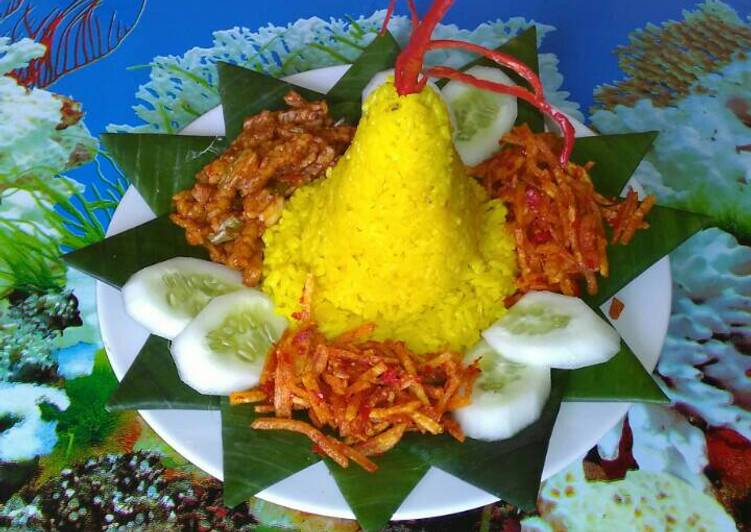 Tumpeng nasi kuning mini