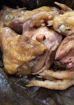 Hình của món Gà hấp lá sen.