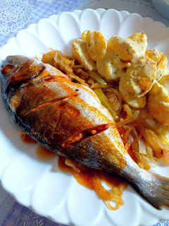 Una foto de Dorada al papillote en salsa teriyaki y patatas cremosas