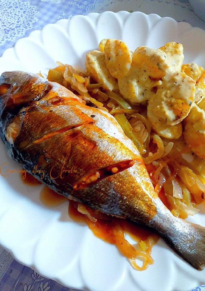 Una foto de Dorada al papillote en salsa teriyaki y patatas cremosas