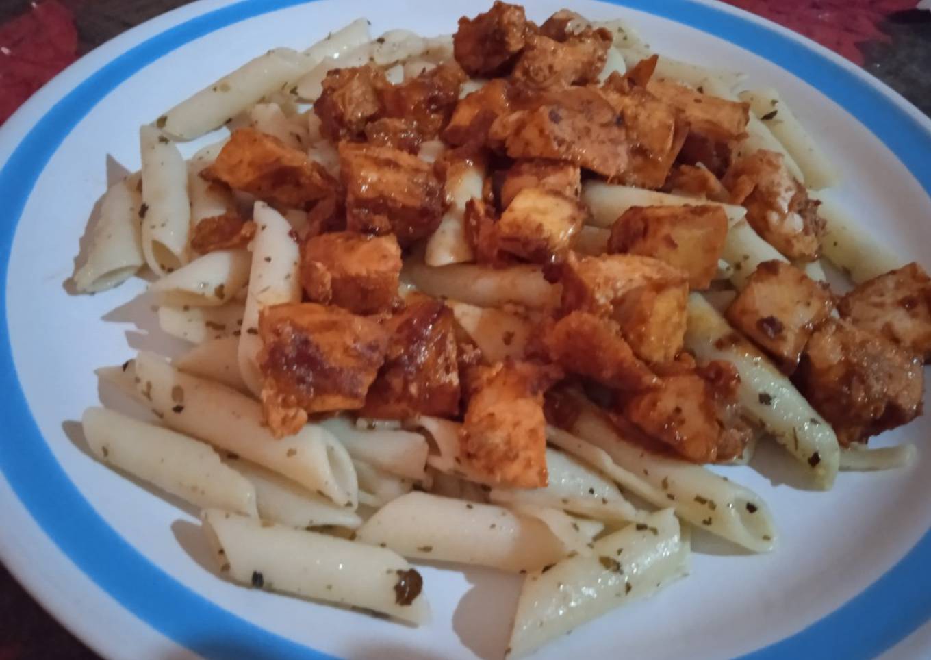 Pasta plumas con pollo rostizado