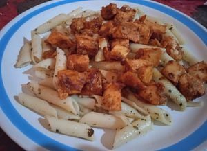 Una foto de Pasta plumas con pollo rostizado