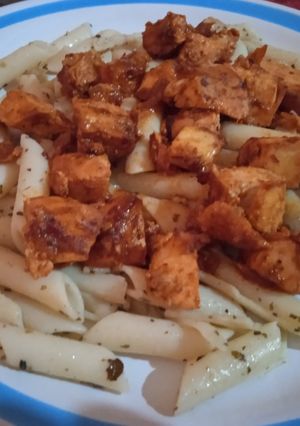 Una foto de Pasta plumas con pollo rostizado