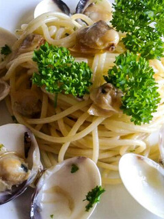 Una foto de Espaguettis con almejas