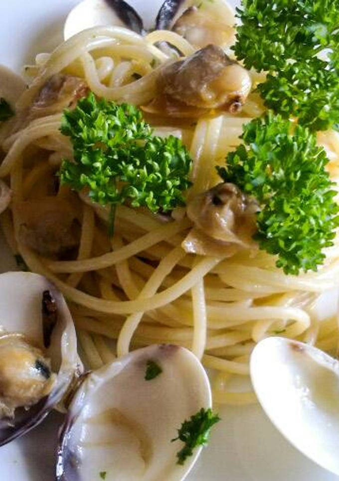 Una foto de Espaguettis con almejas