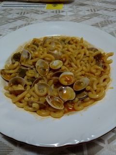 Una foto de Fideos con almejas