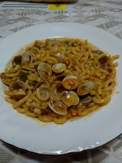 Una foto de Fideos con almejas